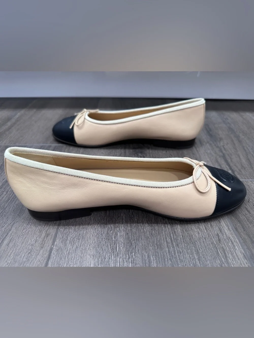 CHANEL CLASSIC CC LOGO BEIGE & BLACK CAPTOE LEATHER BALLET FLATS Size 37.5 NEW - Picture 11 of 16